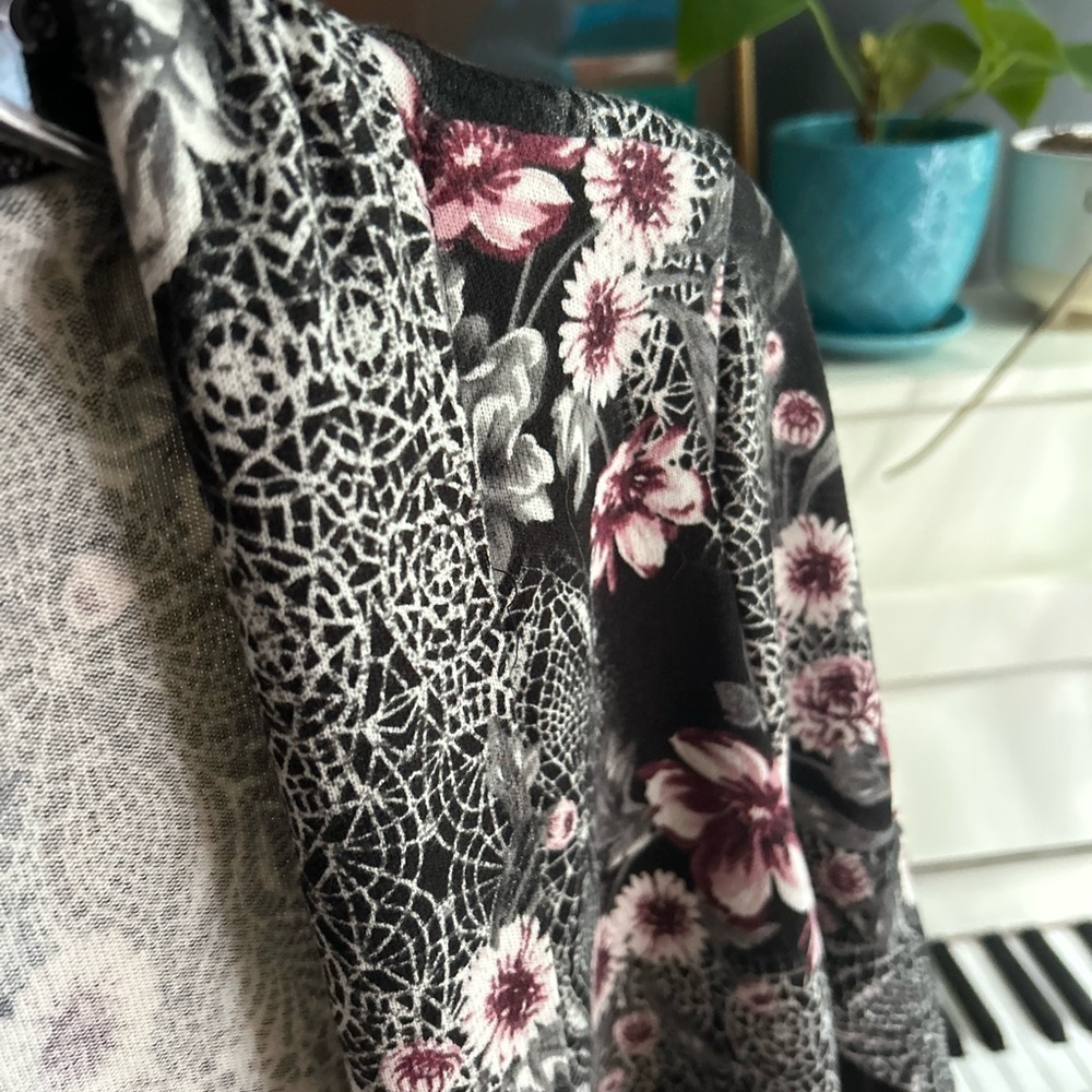 Floral Open-Front Cardigan - Black and Pink - Picture 10 of 16
